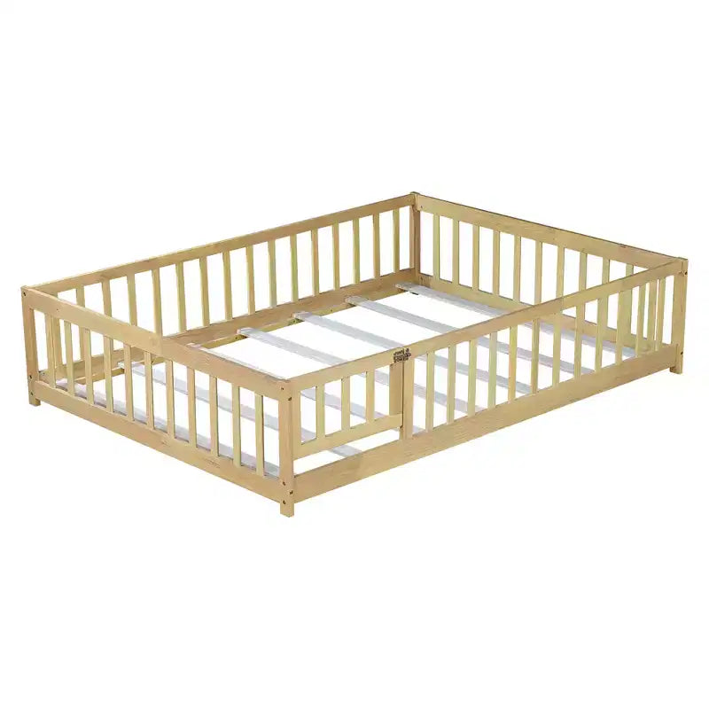 Lit au sol Montessori pleine grandeur Bellemave avec clôture et porte, lit bas en bois pour enfants avec barrières de sécurité, en bois d'hévéa massif, assemblage facile