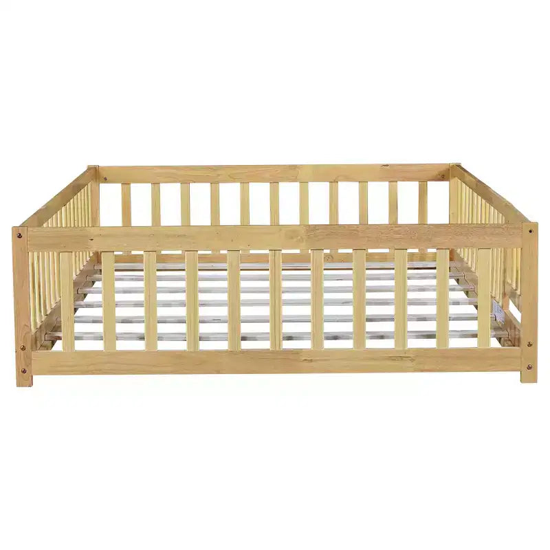Lit au sol Montessori pleine grandeur Bellemave avec clôture et porte, lit bas en bois pour enfants avec barrières de sécurité, en bois d'hévéa massif, assemblage facile