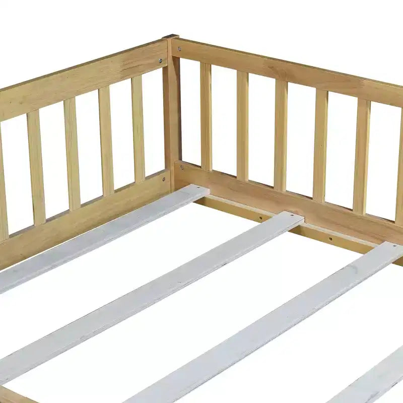 Lit au sol Montessori pleine grandeur Bellemave avec clôture et porte, lit bas en bois pour enfants avec barrières de sécurité, en bois d'hévéa massif, assemblage facile