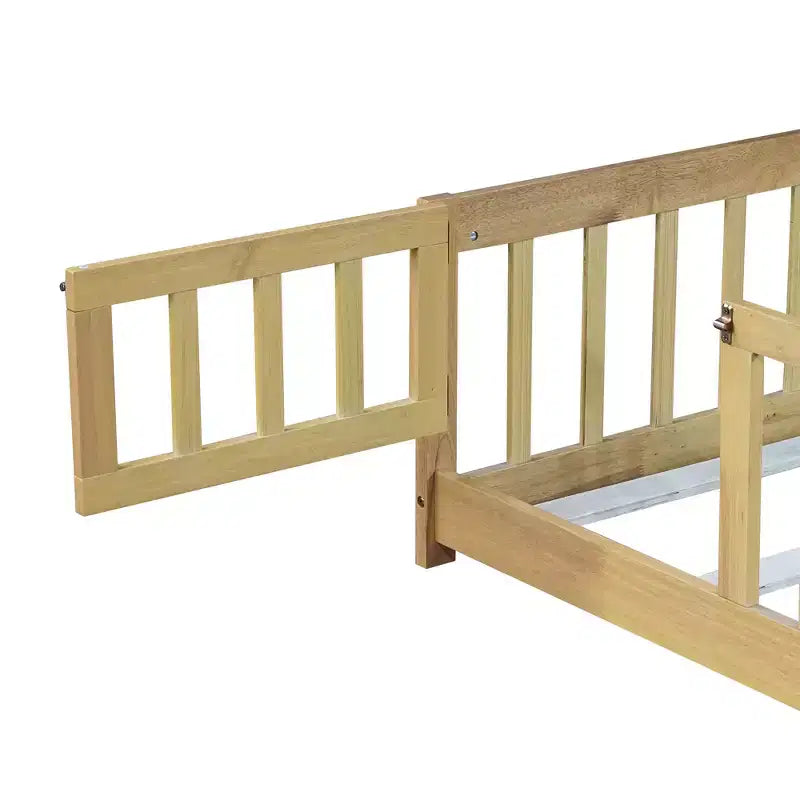 Lit au sol Montessori pleine grandeur Bellemave avec clôture et porte, lit bas en bois pour enfants avec barrières de sécurité, en bois d'hévéa massif, assemblage facile