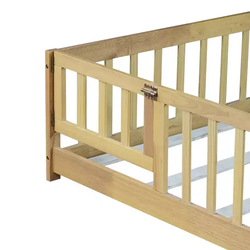 Lit au sol Montessori pleine grandeur Bellemave avec clôture et porte, lit bas en bois pour enfants avec barrières de sécurité, en bois d'hévéa massif, assemblage facile