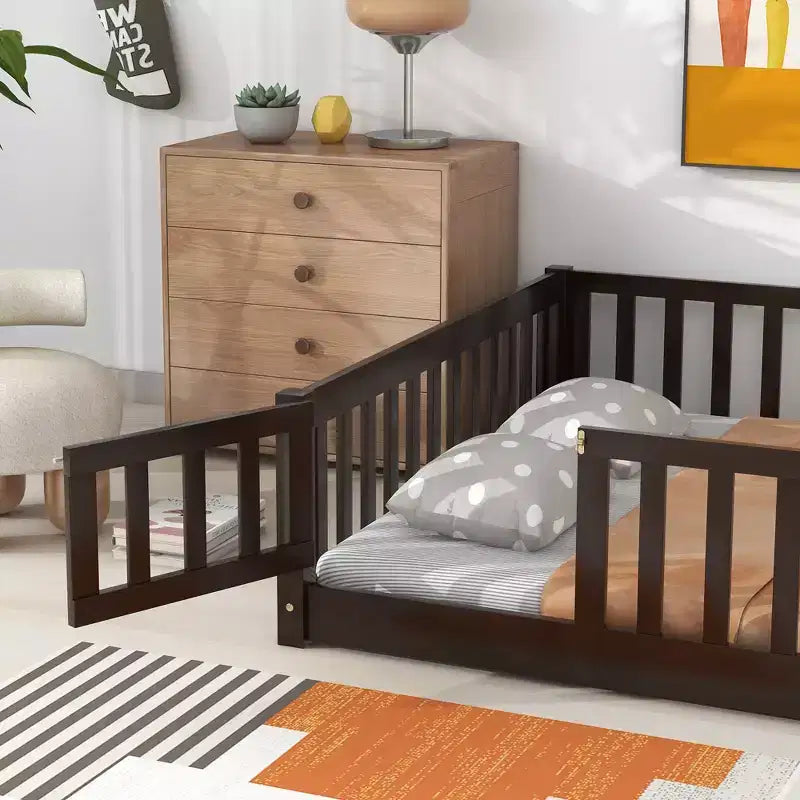 Lit au sol Montessori pleine grandeur Bellemave avec clôture et porte, lit bas en bois pour enfants avec barrières de sécurité, en bois d'hévéa massif, assemblage facile