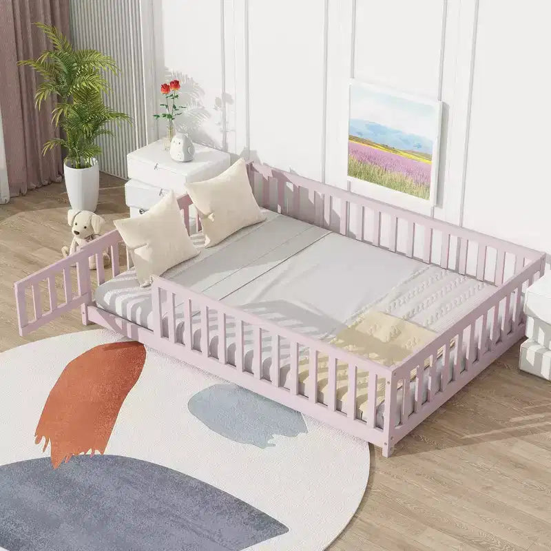 Lit au sol Montessori pleine grandeur Bellemave avec clôture et porte, lit bas en bois pour enfants avec barrières de sécurité, en bois d'hévéa massif, assemblage facile
