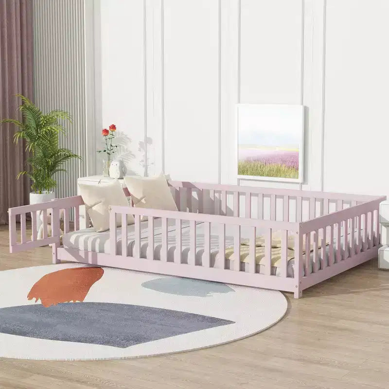 Lit au sol Montessori pleine grandeur Bellemave avec clôture et porte, lit bas en bois pour enfants avec barrières de sécurité, en bois d'hévéa massif, assemblage facile