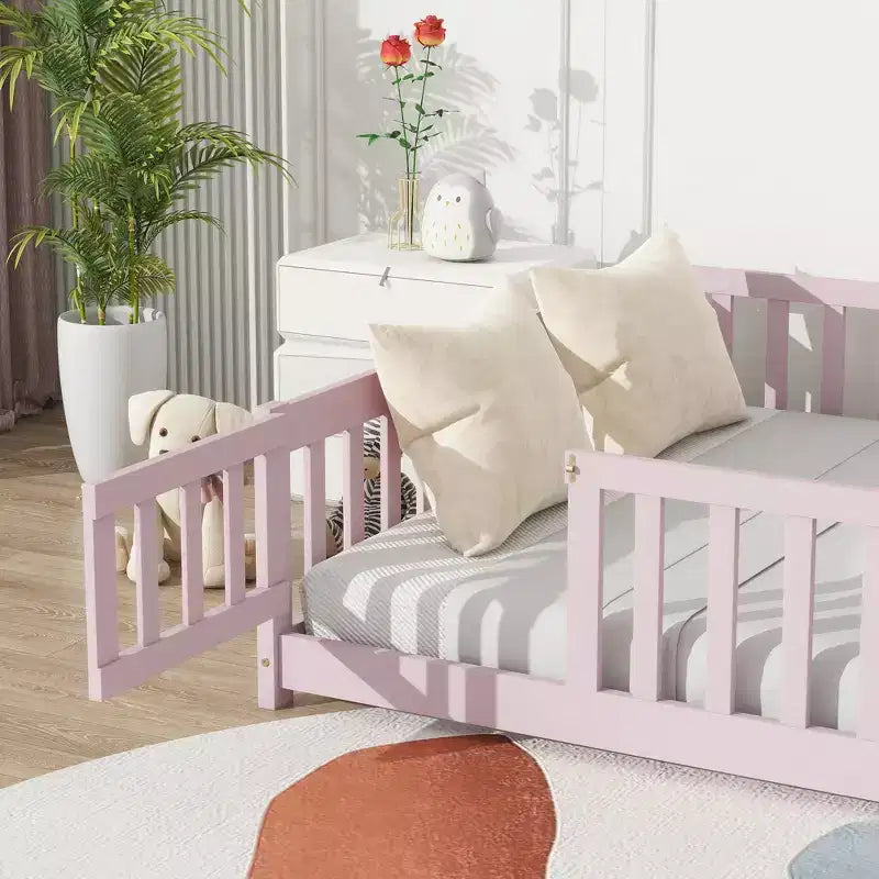Lit au sol Montessori pleine grandeur Bellemave avec clôture et porte, lit bas en bois pour enfants avec barrières de sécurité, en bois d'hévéa massif, assemblage facile