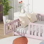 Lit au sol Montessori pleine grandeur Bellemave avec clôture et porte, lit bas en bois pour enfants avec barrières de sécurité, en bois d'hévéa massif, assemblage facile
