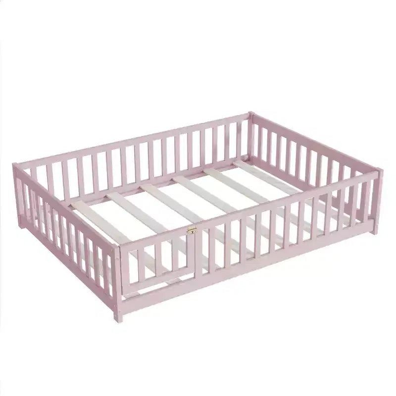Lit au sol Montessori pleine grandeur Bellemave avec clôture et porte, lit bas en bois pour enfants avec barrières de sécurité, en bois d'hévéa massif, assemblage facile
