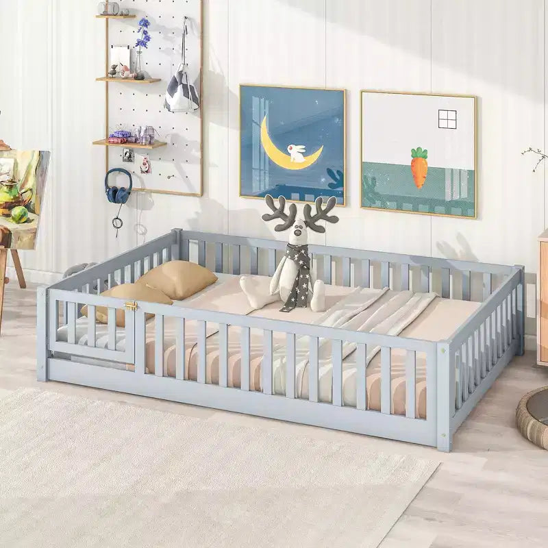 Lit au sol Montessori pleine grandeur Bellemave avec clôture et porte, lit bas en bois pour enfants avec barrières de sécurité, en bois d'hévéa massif, assemblage facile