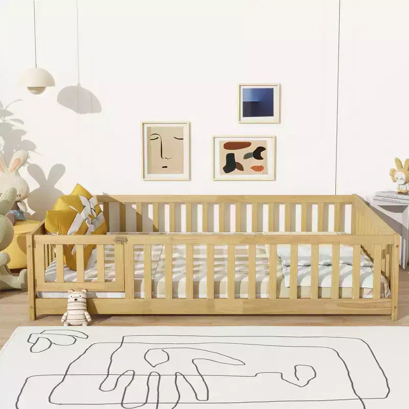 Lit au sol Montessori pleine grandeur Bellemave avec clôture et porte, lit bas en bois pour enfants avec barrières de sécurité, en bois d'hévéa massif, assemblage facile