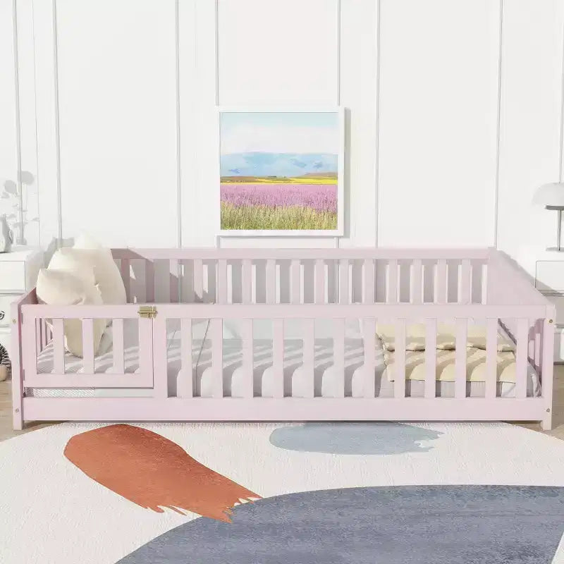 Lit au sol Montessori pleine grandeur Bellemave avec clôture et porte, lit bas en bois pour enfants avec barrières de sécurité, en bois d'hévéa massif, assemblage facile