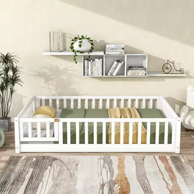 Lit au sol Montessori pleine grandeur Bellemave avec clôture et porte, lit bas en bois pour enfants avec barrières de sécurité, en bois d'hévéa massif, assemblage facile