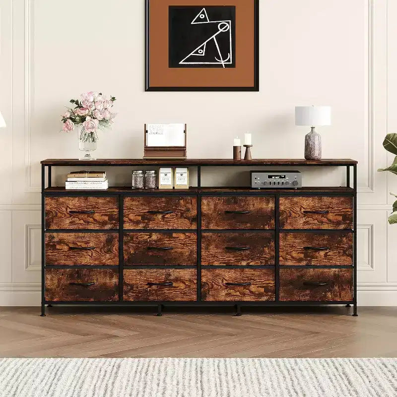 Commode longue de 63 po pour salon, commode en tissu à 12 tiroirs pour chambre à coucher, commode avec étagères ouvertes
