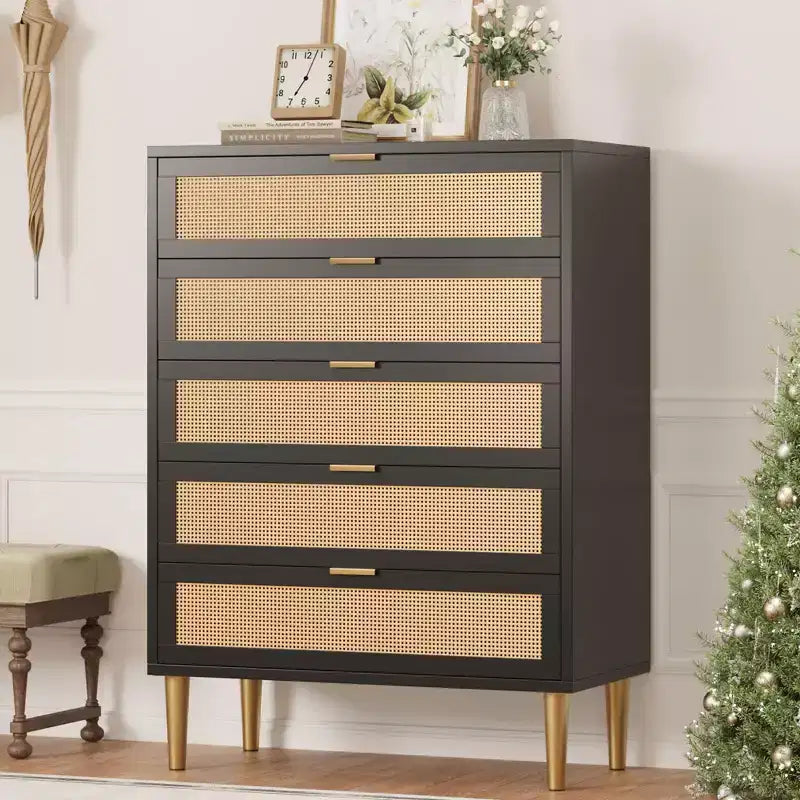Acekool Commode à 5 tiroirs en rotin avec pieds dorés, meuble haut pour chambre et salon