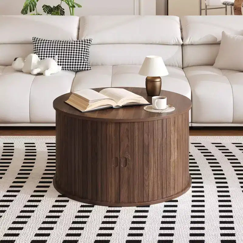 Table basse ronde GustoWave 28, Table d'appoint cannelée Mid-Century avec rangement à porte coulissante, Meuble de salon moderne