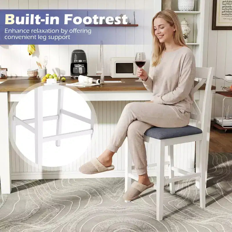 Lot de 2 tabourets de bar Costway en bois d'hévéa avec dossier en X, sièges rembourrés et repose-pieds (brun foncé et crème/blanc et gris)