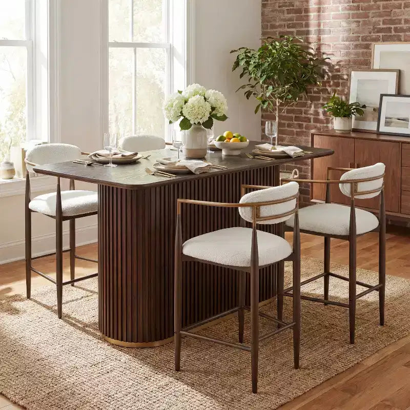 Ensemble de salle à manger moderne Christopher Knight Home Iwinie 5 pièces avec table piédestal en bois et tabourets de comptoir rembourrés en métal
