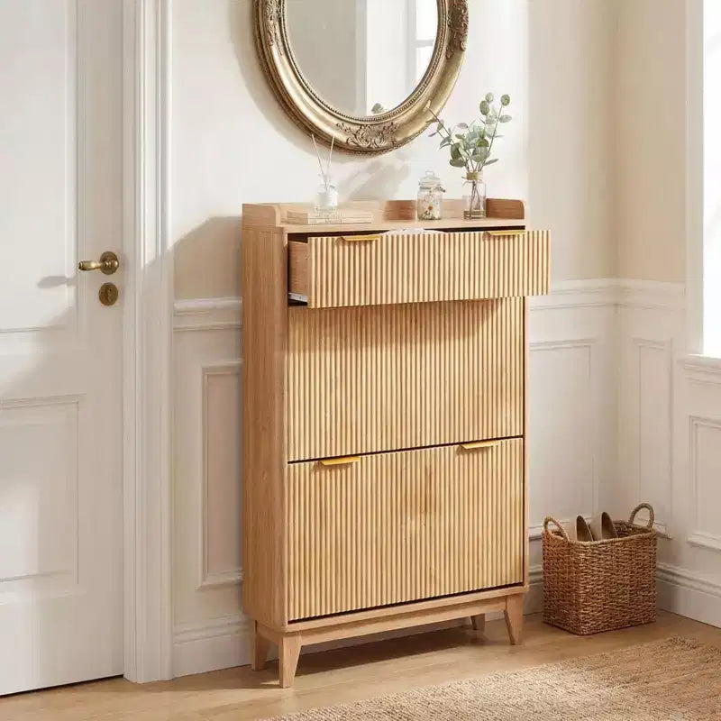 Meuble à chaussures étroit à cannelures avec rangement dissimulé, 2 tiroirs basculants, tiroir supérieur et étagère réglable - Naturel