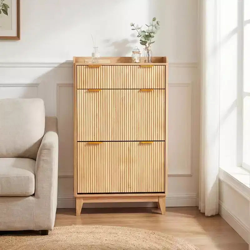 Meuble à chaussures étroit à cannelures avec rangement dissimulé, 2 tiroirs basculants, tiroir supérieur et étagère réglable - Naturel