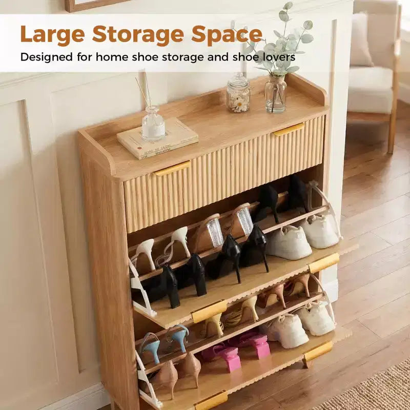 Meuble à chaussures étroit à cannelures avec rangement dissimulé, 2 tiroirs basculants, tiroir supérieur et étagère réglable - Naturel