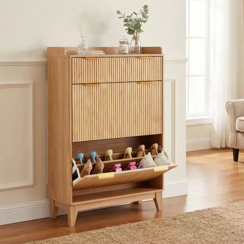 Meuble à chaussures étroit à cannelures avec rangement dissimulé, 2 tiroirs basculants, tiroir supérieur et étagère réglable - Naturel