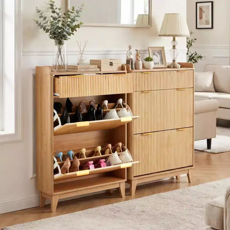 Meuble à chaussures étroit à cannelures avec rangement dissimulé, 2 tiroirs basculants, tiroir supérieur et étagère réglable - Naturel
