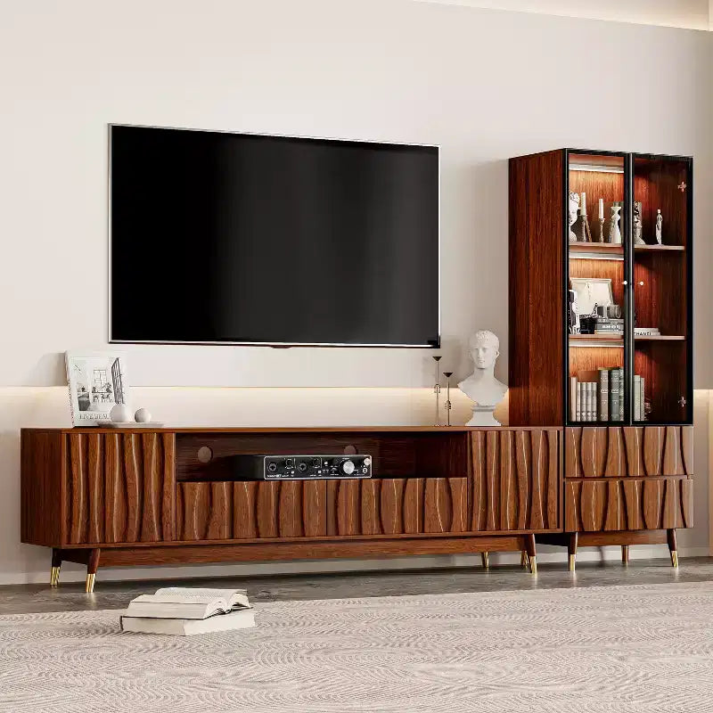 Meuble TV moderne ATJafurn en noyer de style milieu de siècle et vitrine en verre à 3 niveaux avec tiroirs, ensemble de meuble de divertissement en bois marron pour salon