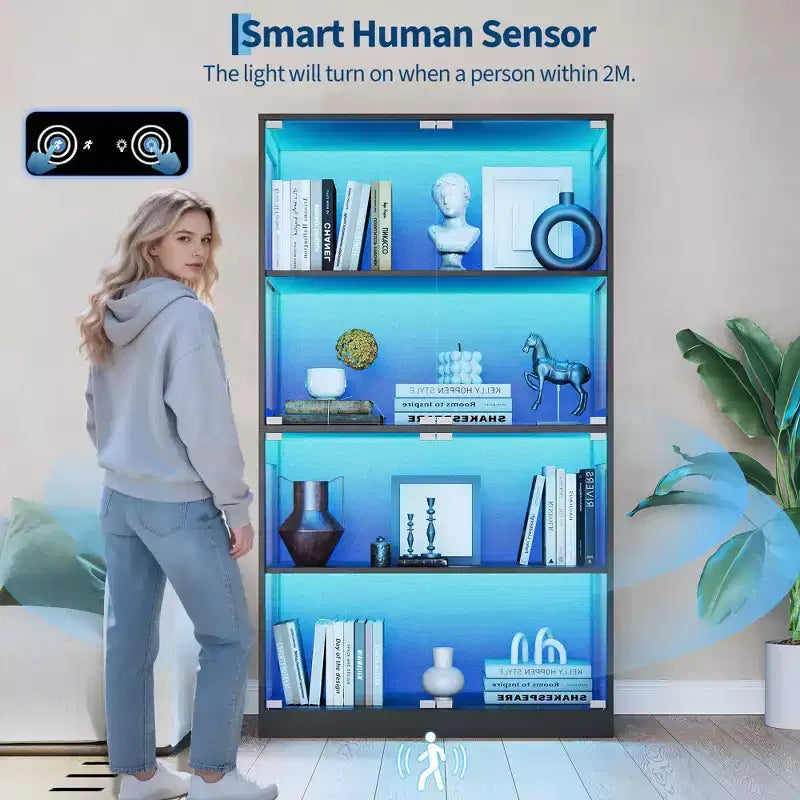Vitrine en verre avec portes, meuble de curiosités à 4 niveaux avec lumières LED 3 couleurs, ports de chargement et détecteur de mouvement