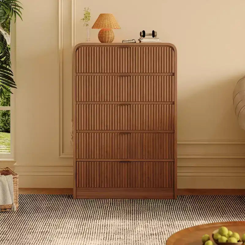 Commode haute à 5 tiroirs cannelés avec bords arrondis, commode moderne en bois de noyer, armoire de rangement autoportante pour chambre et salon