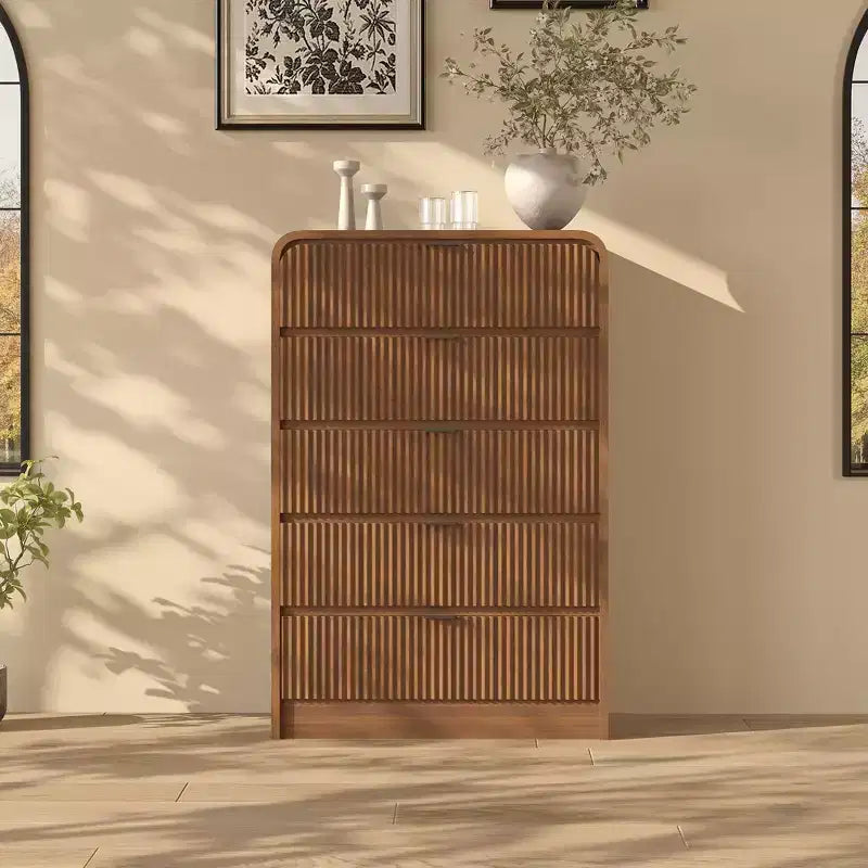 Commode haute à 5 tiroirs cannelés avec bords arrondis, commode moderne en bois de noyer, armoire de rangement autoportante pour chambre et salon