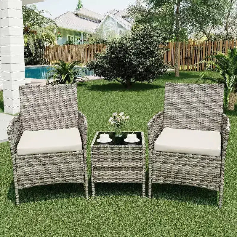 Ensemble de 3 meubles de patio extérieur, chaises en rotin PE avec coussins moelleux et table basse en verre trempé, ensemble de patio toutes saisons