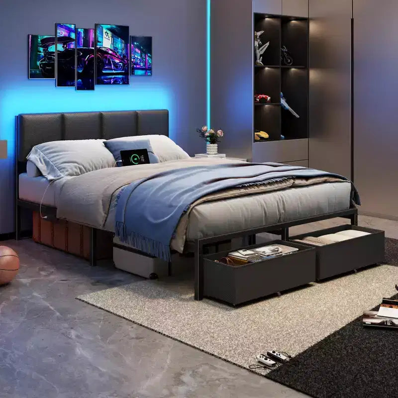 Cadre de lit plateforme rembourré Qwatto pleine grandeur, lumières LED, station de recharge, port USB, 2 tiroirs de rangement, pas besoin de sommier, similicuir, métal noir