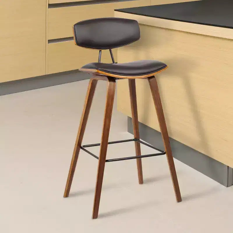 Tabouret de bar Armen Living 26 po Fox Mid-Century, hauteur comptoir, en similicuir marron avec bois de noyer : assise carrée rembourrée, dossier rembourré