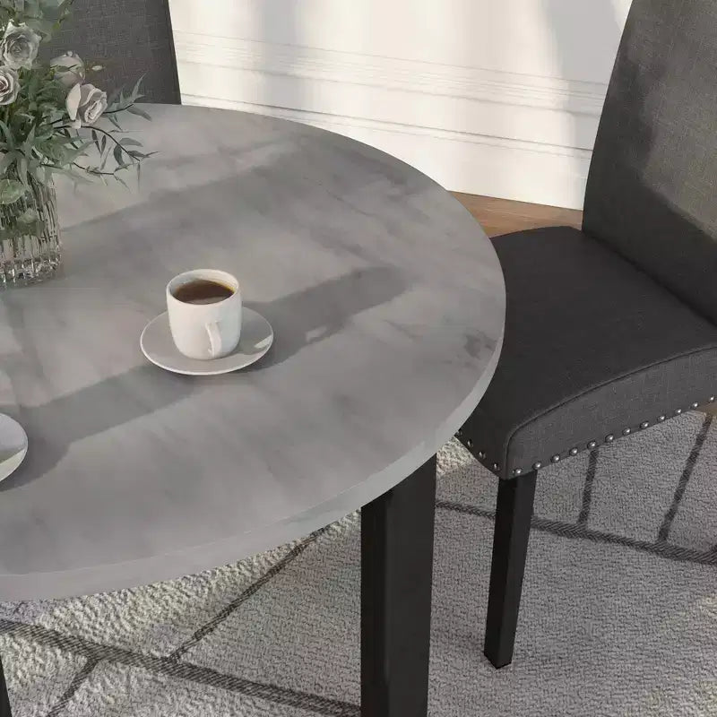 Ensemble de salle à manger rond contemporain Kellum 5 pièces : Plateau en faux marbre, Chaises cloutées - miBasics