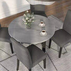 Ensemble de salle à manger rond contemporain Kellum 5 pièces : Plateau en faux marbre, Chaises cloutées - miBasics