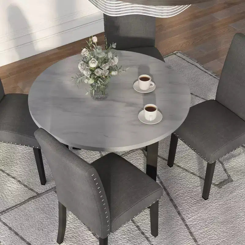 Ensemble de salle à manger rond contemporain Kellum 5 pièces : Plateau en faux marbre, Chaises cloutées - miBasics