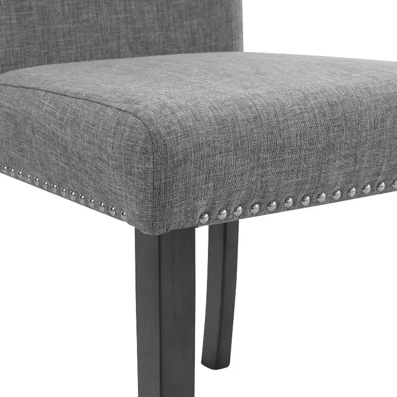Ensemble de salle à manger rond contemporain Kellum 5 pièces : Plateau en faux marbre, Chaises cloutées - miBasics