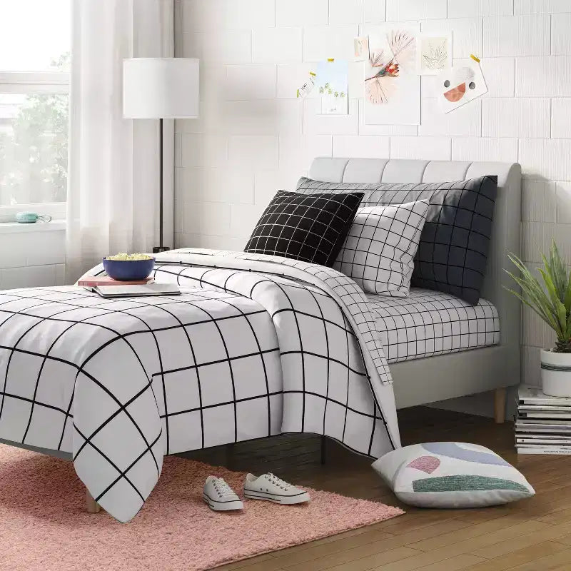 Lit jumeau crème - Room Essentials™ : Tête de lit rembourrée, Cadre en contreplaqué, Aucun sommier tapissier requis