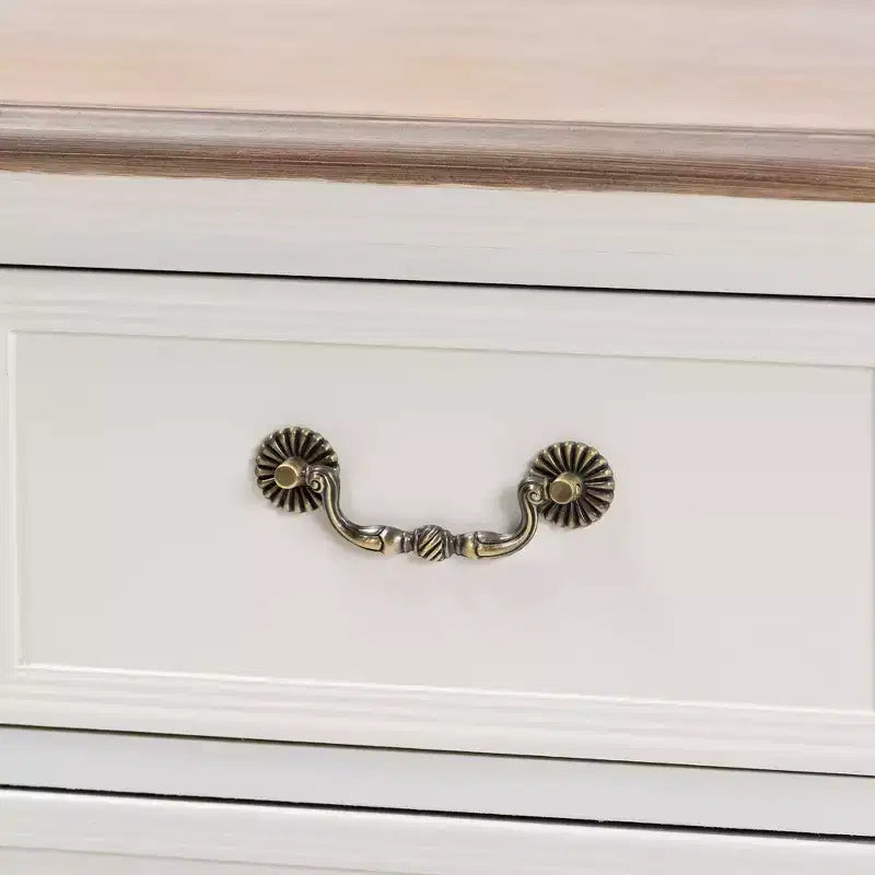 Commode d'appoint Amalie à 4 tiroirs Blanc/Chêne - Baxton Studio : Style Provincial Français, Poignées en Laiton, Entièrement Assemblée