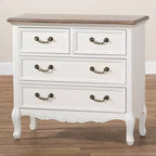 Commode d'appoint Amalie à 4 tiroirs Blanc/Chêne - Baxton Studio : Style Provincial Français, Poignées en Laiton, Entièrement Assemblée