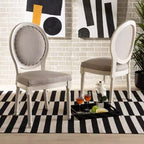 Lot de 2 chaises de salle à manger Louis en tissu avec clous décoratifs – Baxton Studio