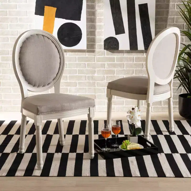 Lot de 2 chaises de salle à manger Louis en tissu avec clous décoratifs – Baxton Studio