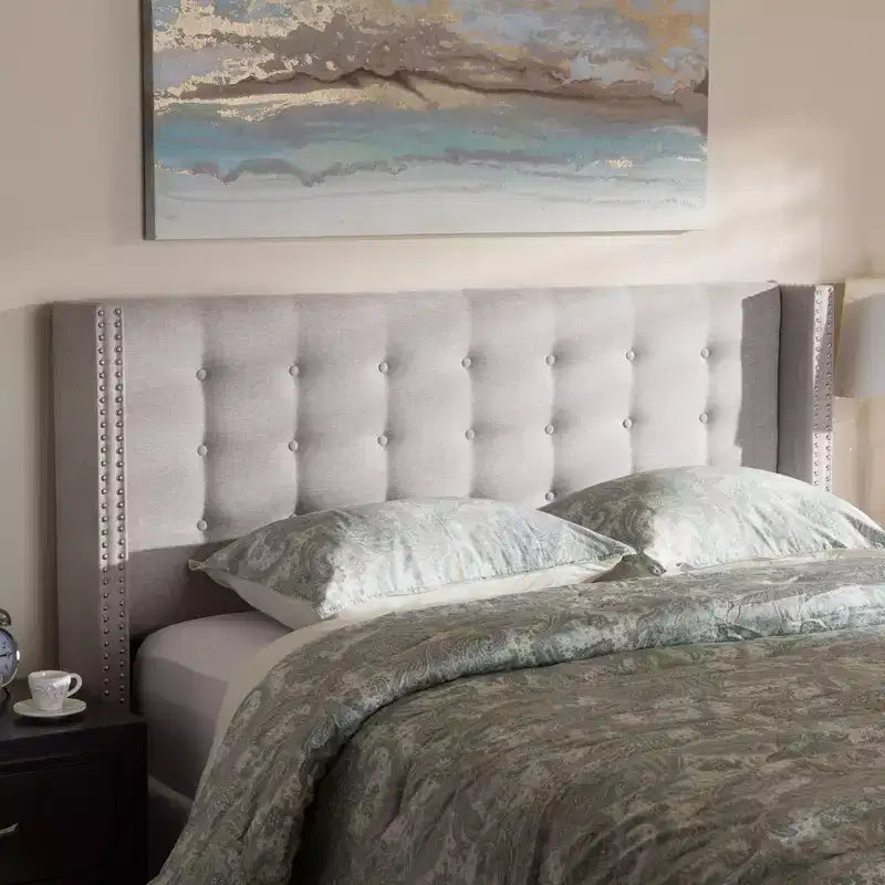 Tête de lit capitonnée en tissu moderne et contemporain Queen Ginaro avec clous et ailes - Baxton Studio : design élégant, cadre en MDF, nettoyage ciblé
