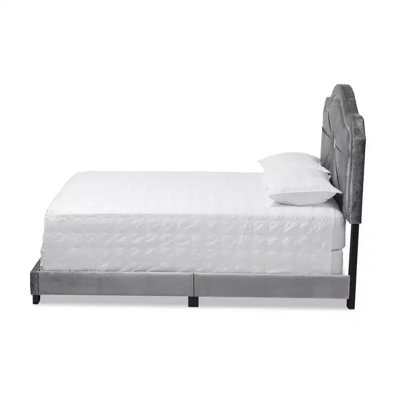 Lit rembourré en tissu velours Embla Queen Gris – Baxton Studio : Design capitonné moderne, Finition brillante, Rembourrage en mousse, Cadre en MDF