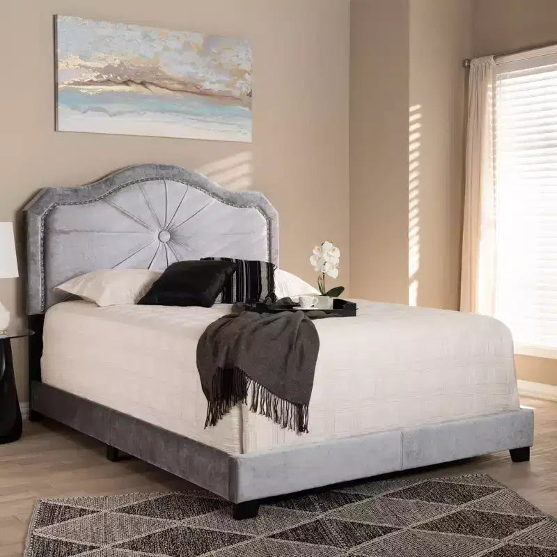 Lit rembourré en tissu velours Embla Queen Gris – Baxton Studio : Design capitonné moderne, Finition brillante, Rembourrage en mousse, Cadre en MDF