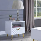 Tables d'appoint Gaines 20" Blanc Brillant - Meubles Acme : Design Mid-century, Pieds en Métal Doré, Étagère de Rangement