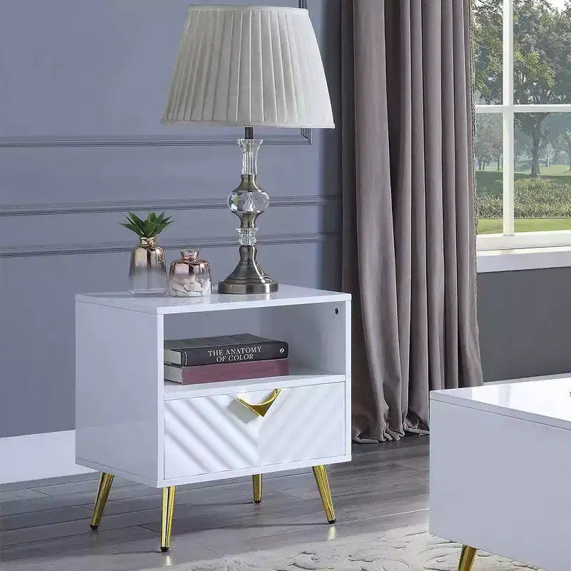 Tables d'appoint Gaines 20" Blanc Brillant - Meubles Acme : Design Mid-century, Pieds en Métal Doré, Étagère de Rangement