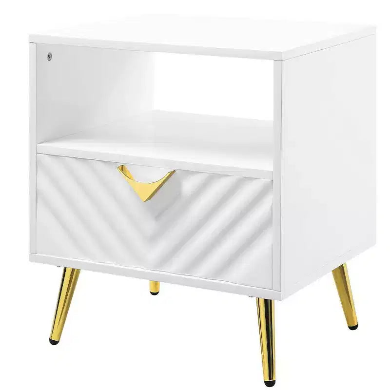 Tables d'appoint Gaines 20" Blanc Brillant - Meubles Acme : Design Mid-century, Pieds en Métal Doré, Étagère de Rangement