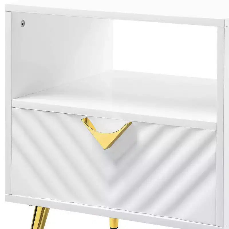 Tables d'appoint Gaines 20" Blanc Brillant - Meubles Acme : Design Mid-century, Pieds en Métal Doré, Étagère de Rangement