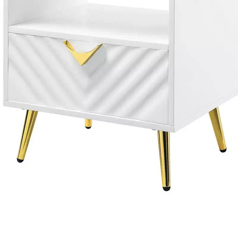 Tables d'appoint Gaines 20" Blanc Brillant - Meubles Acme : Design Mid-century, Pieds en Métal Doré, Étagère de Rangement