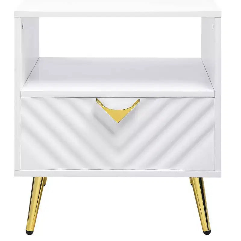 Tables d'appoint Gaines 20" Blanc Brillant - Meubles Acme : Design Mid-century, Pieds en Métal Doré, Étagère de Rangement